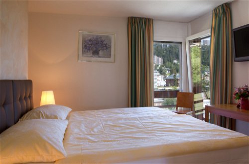 Foto 4 - Apartment mit 2 Schlafzimmern in Crans-Montana mit schwimmbad und blick auf die berge
