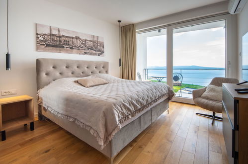 Foto 4 - Casa con 3 camere da letto a Crikvenica con piscina privata e vista mare