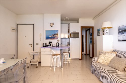 Foto 10 - Apartamento de 1 habitación en Ospedaletti con piscina y vistas al mar
