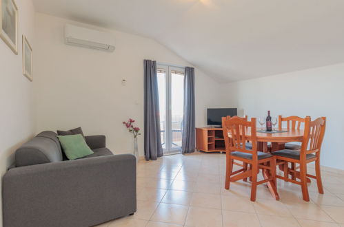 Foto 5 - Apartamento de 1 quarto em Privlaka com jardim e vistas do mar