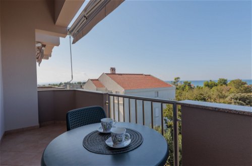 Foto 9 - Apartamento de 1 habitación en Privlaka con jardín y vistas al mar