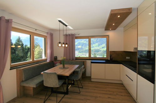 Foto 5 - Apartamento de 2 quartos em Hart im Zillertal com jardim e vista para a montanha