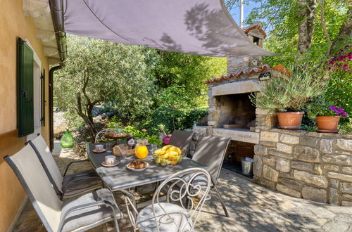 Photo 10 - 2 bedroom House in Buzet with private pool and garden