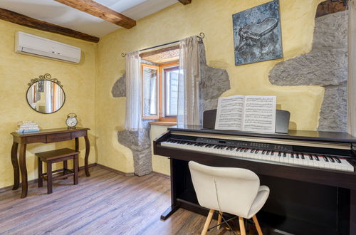 Photo 8 - 2 bedroom House in Buzet with private pool and garden