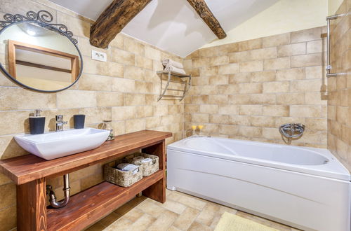 Photo 7 - 2 bedroom House in Buzet with private pool and garden