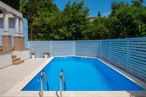 Photo 2 - Maison de 2 chambres à Kastav avec piscine privée et vues à la mer