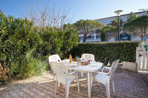 Photo 20 - Maison de 2 chambres à Le Lavandou avec piscine et vues à la mer