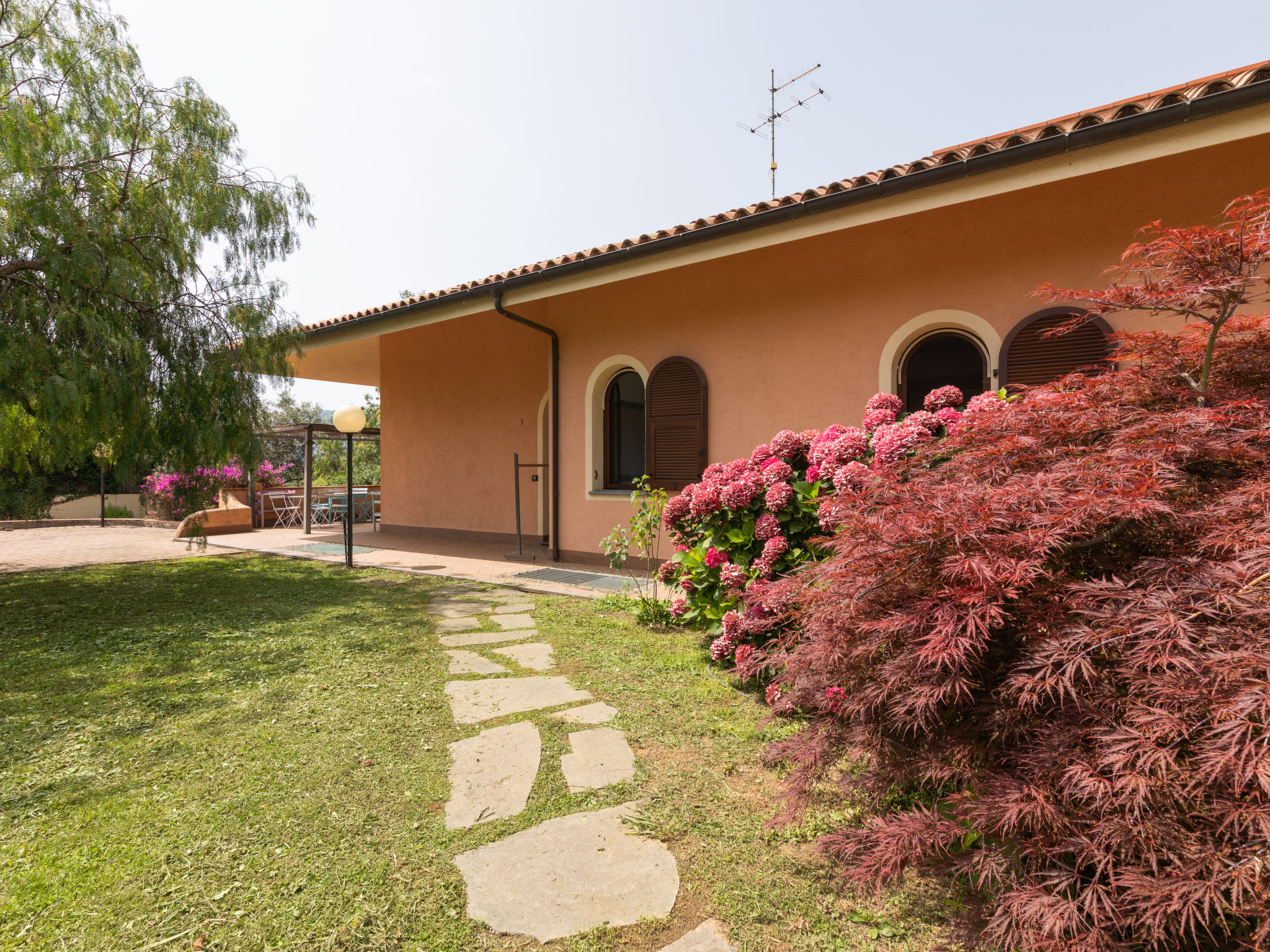 Foto 1 - Casa de 3 quartos em Cisano sul Neva com jardim e terraço