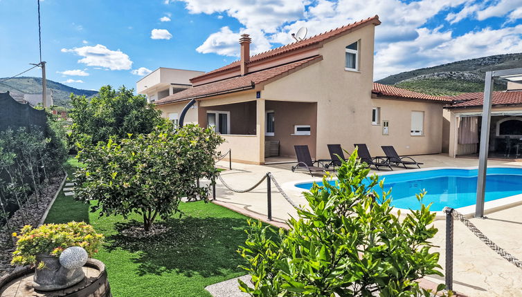 Photo 1 - Maison de 4 chambres à Kaštela avec piscine privée et vues à la mer