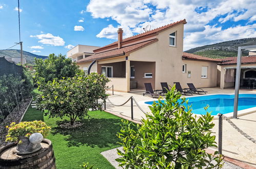 Photo 1 - Maison de 4 chambres à Kaštela avec piscine privée et jardin