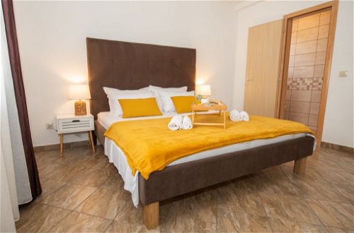 Foto 12 - Casa con 4 camere da letto a Kaštela con piscina privata e vista mare