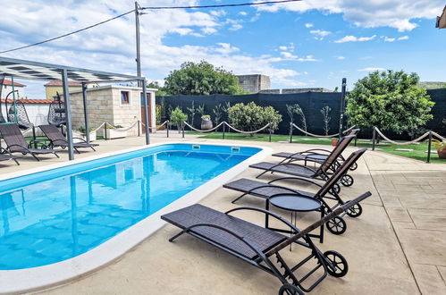 Photo 38 - Maison de 4 chambres à Kaštela avec piscine privée et jardin