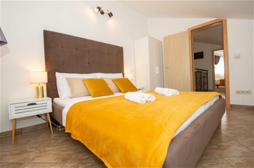 Foto 15 - Casa con 4 camere da letto a Kaštela con piscina privata e vista mare