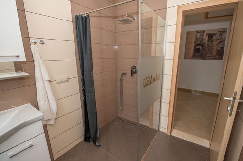 Foto 17 - Casa con 4 camere da letto a Kaštela con piscina privata e giardino