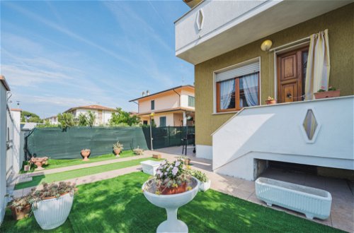 Foto 9 - Casa de 2 quartos em Viareggio com jardim e vistas do mar