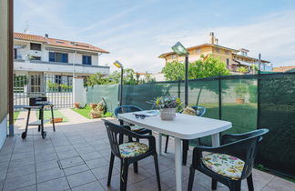 Photo 3 - Maison de 2 chambres à Viareggio avec jardin et vues à la mer