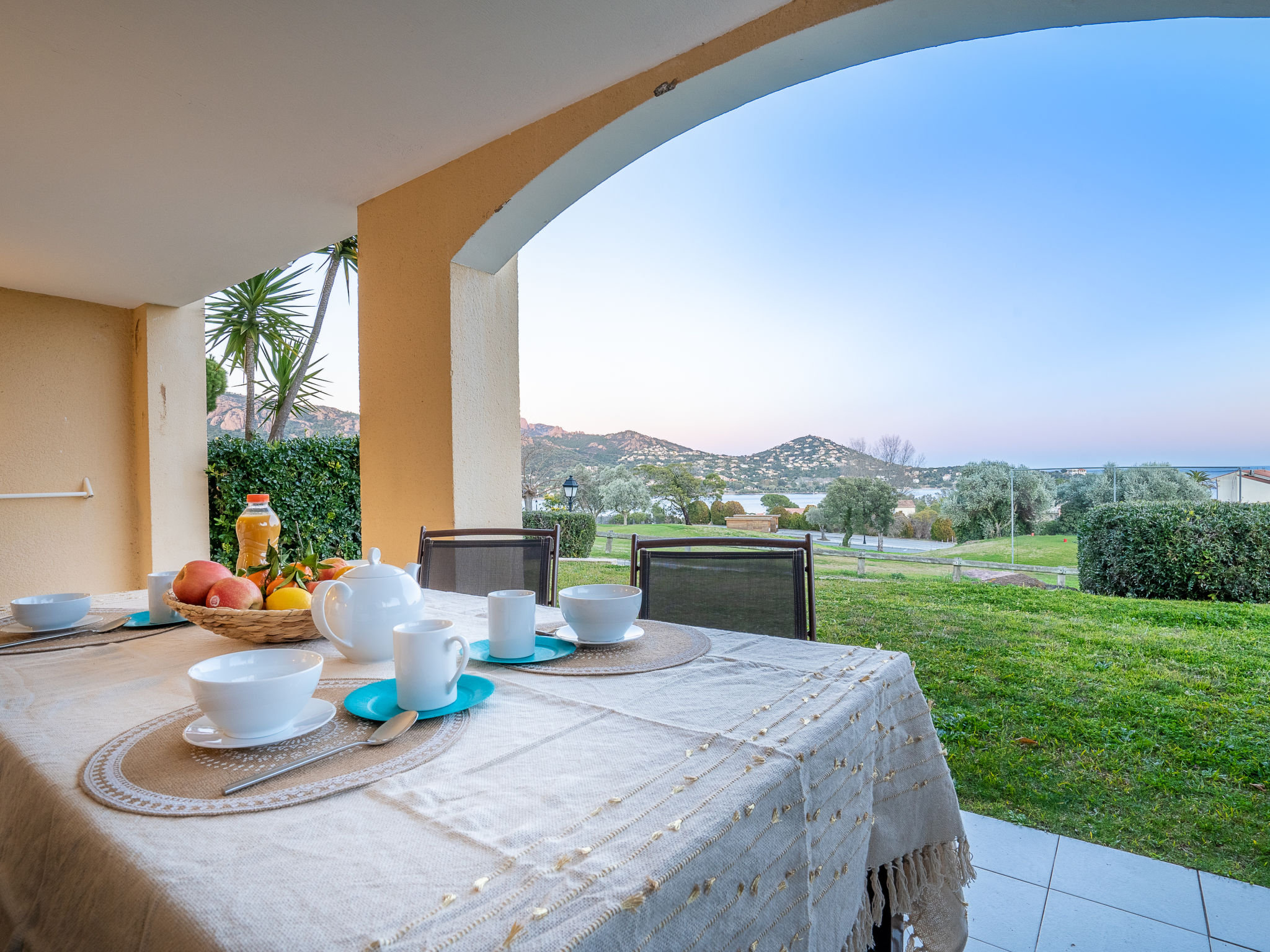 Foto 1 - Appartamento con 1 camera da letto a Saint-Raphaël con piscina e vista mare