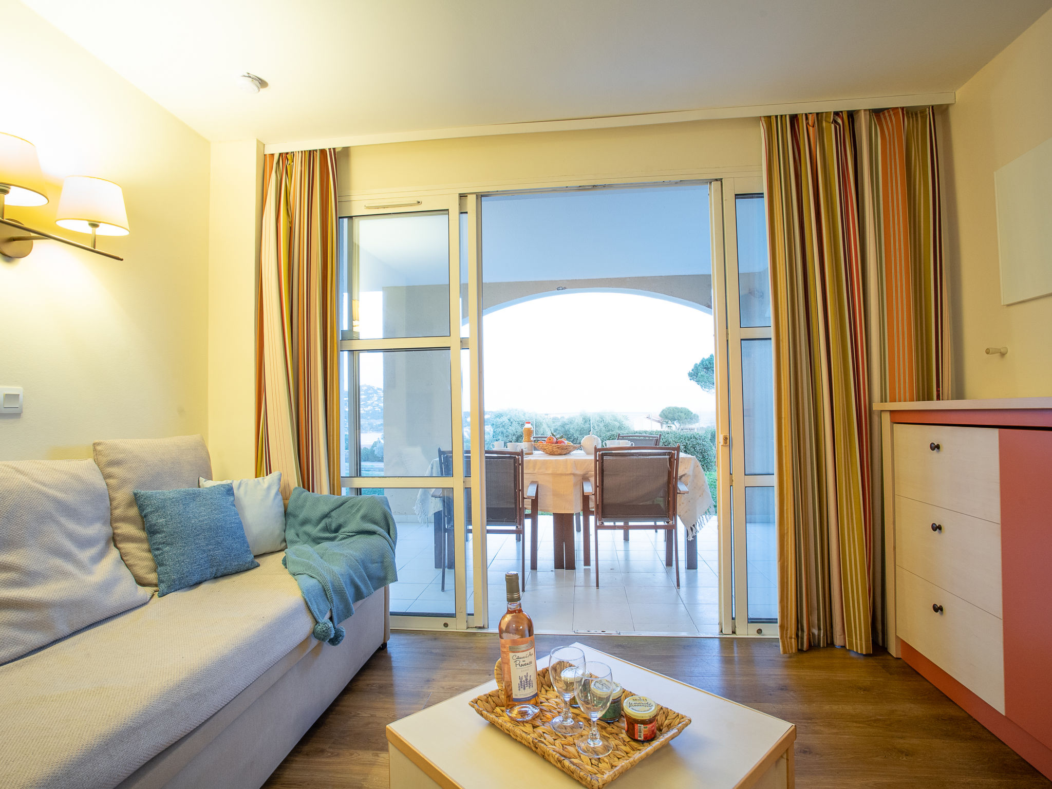 Foto 6 - Appartamento con 1 camera da letto a Saint-Raphaël con piscina e vista mare
