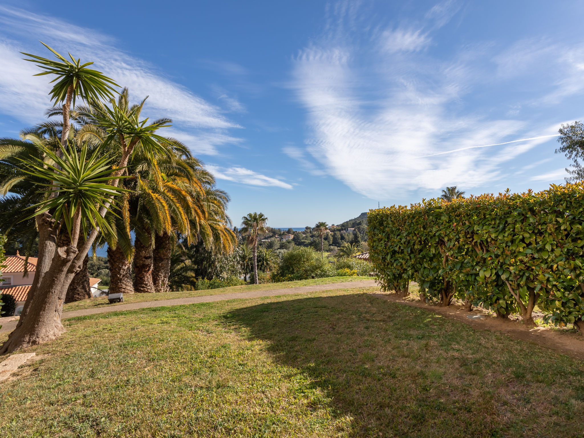 Photo 17 - 2 bedroom Apartment in Saint-Raphaël with swimming pool and garden