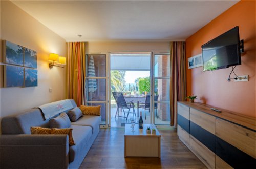 Foto 2 - Apartamento de 2 quartos em Saint-Raphaël com piscina e vistas do mar