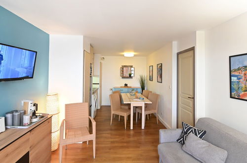 Foto 2 - Apartamento de 2 quartos em Saint-Raphaël com piscina e jardim