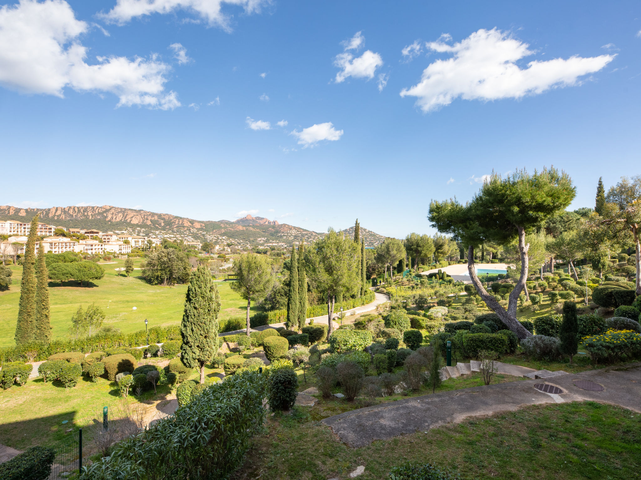 Foto 5 - Appartamento con 2 camere da letto a Saint-Raphaël con piscina e giardino