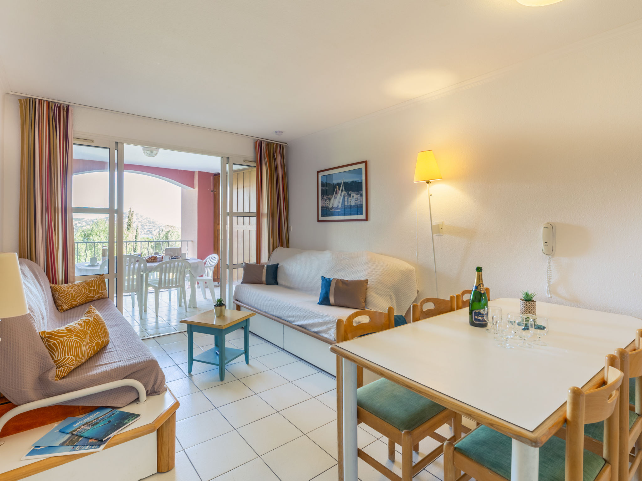 Foto 1 - Appartamento con 2 camere da letto a Saint-Raphaël con piscina e vista mare