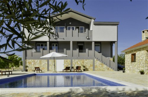 Foto 2 - Casa de 6 habitaciones en Poličnik con piscina privada y vistas al mar
