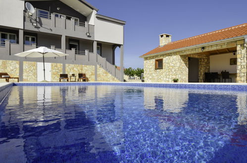 Photo 36 - Maison de 6 chambres à Poličnik avec piscine privée et vues à la mer