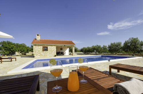 Photo 3 - Maison de 6 chambres à Poličnik avec piscine privée et vues à la mer