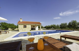 Photo 3 - Maison de 6 chambres à Poličnik avec piscine privée et vues à la mer