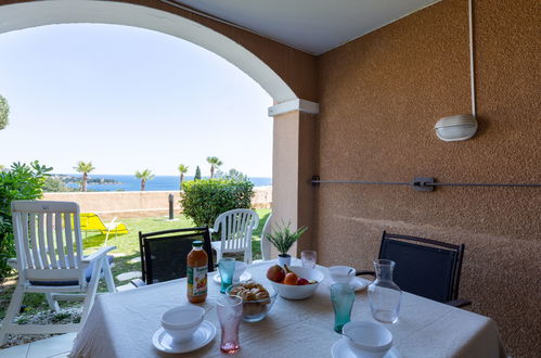 Foto 5 - Appartamento con 1 camera da letto a Saint-Raphaël con piscina e vista mare