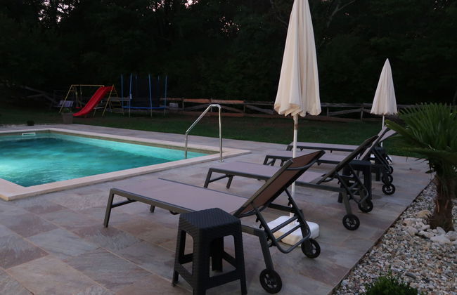 Apartamento de 2 quartos em Raša com piscina privada e jardim - Foto 28