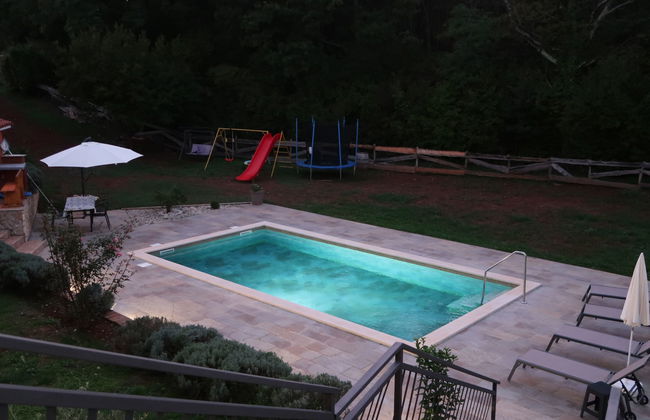 Apartamento de 2 quartos em Raša com piscina privada e jardim - Foto 29