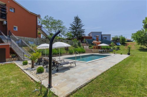 Foto 22 - Appartamento con 1 camera da letto a Raša con piscina privata e vista mare