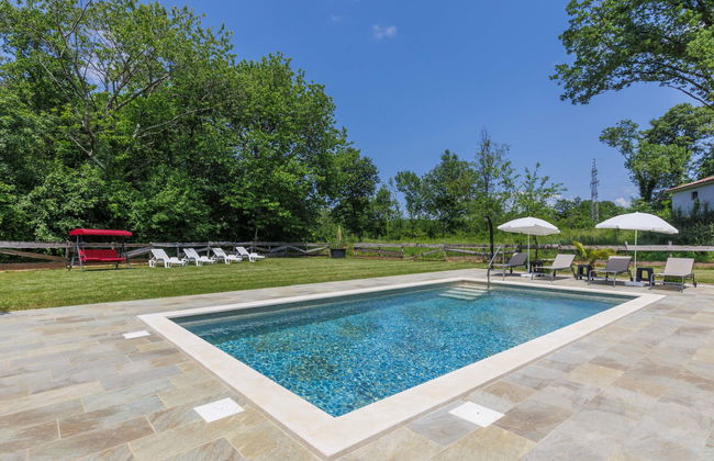 Apartamento de 2 quartos em Raša com piscina privada e jardim - Foto 3