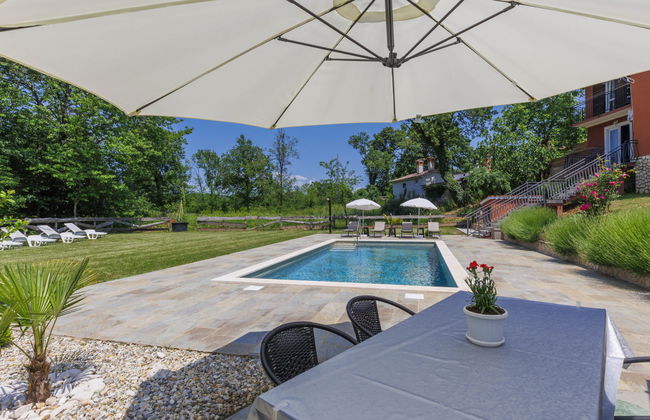 Apartamento de 2 quartos em Raša com piscina privada e jardim - Foto 2