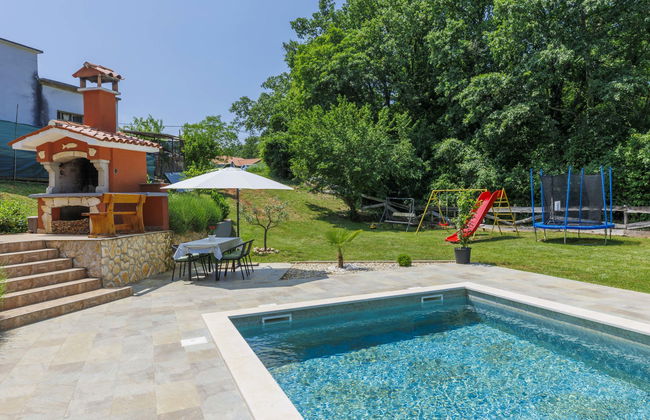 Apartamento de 2 quartos em Raša com piscina privada e jardim - Foto 4