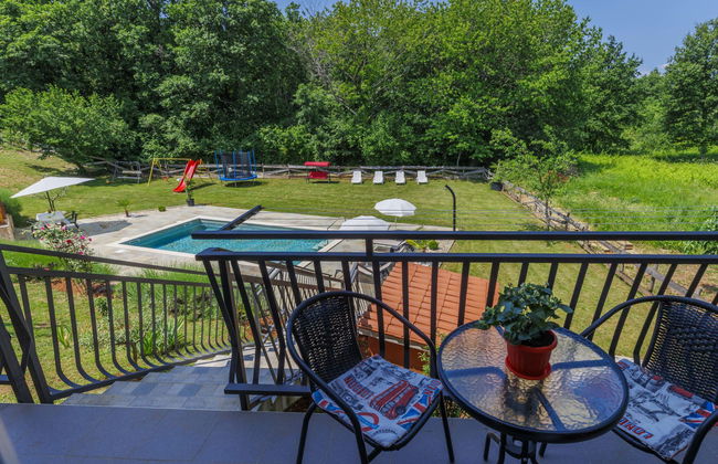 Apartamento de 2 quartos em Raša com piscina privada e jardim - Foto 7
