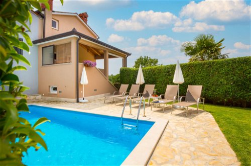 Foto 1 - Casa con 2 camere da letto a Tinjan con piscina privata e terrazza