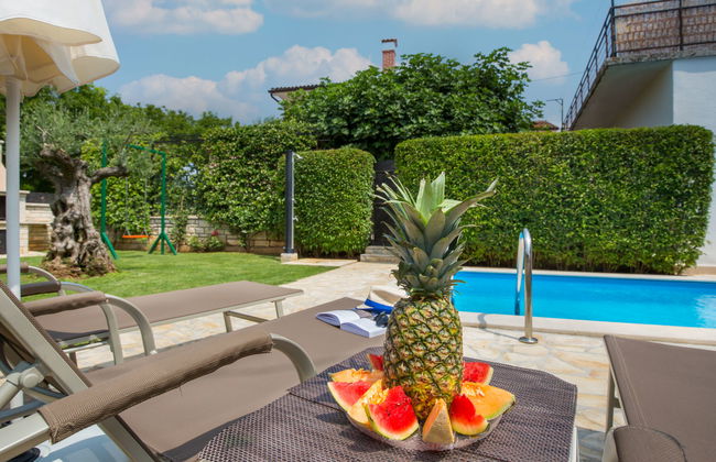 Casa de 3 quartos em Tinjan com piscina privada e jardim - Foto 2