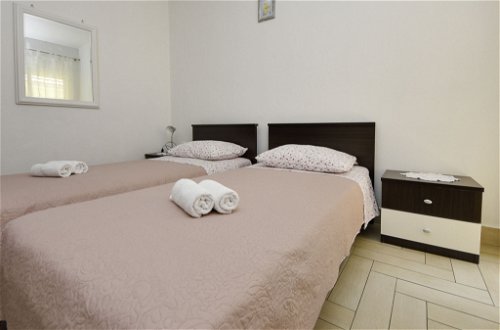 Foto 17 - Appartamento con 4 camere da letto a Jasenice con vista mare