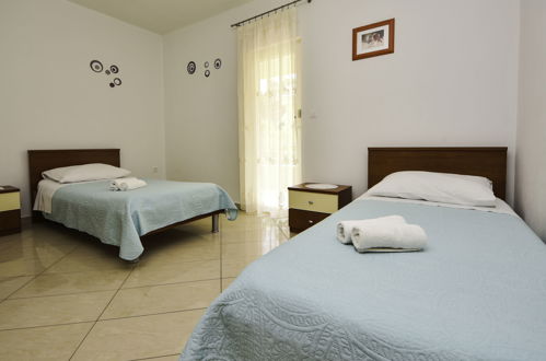 Foto 15 - Appartamento con 4 camere da letto a Jasenice con vista mare