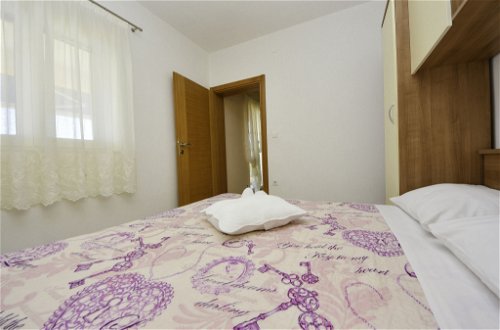 Foto 21 - Appartamento con 4 camere da letto a Jasenice con vista mare