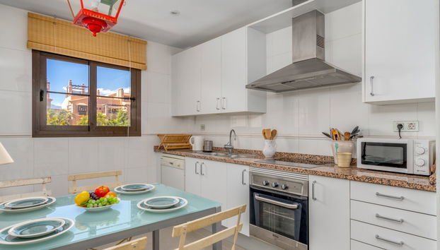 3 bedroom Apartment in Estepona with swimming pool and garden - Photo 4