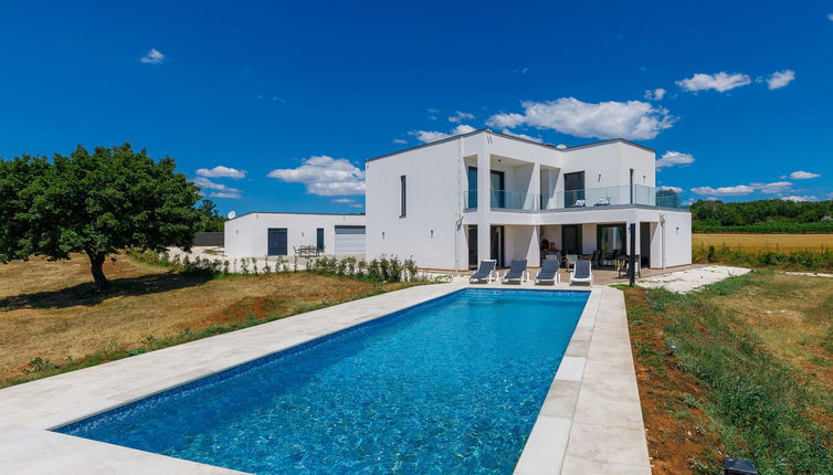 Photo 1 - Maison de 4 chambres à Barban avec piscine privée et vues à la mer