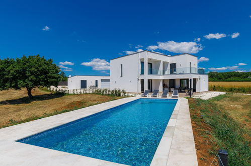 Photo 1 - Maison de 4 chambres à Barban avec piscine privée et vues à la mer