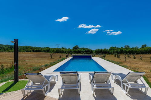 Photo 13 - Maison de 4 chambres à Barban avec piscine privée et vues à la mer