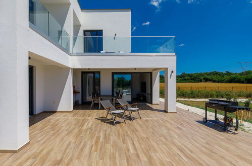 Photo 9 - Maison de 4 chambres à Barban avec piscine privée et jardin