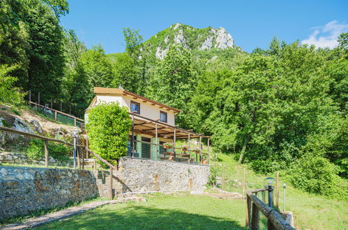 Photo 1 - Maison de 1 chambre à Stazzema avec jardin et vues à la mer